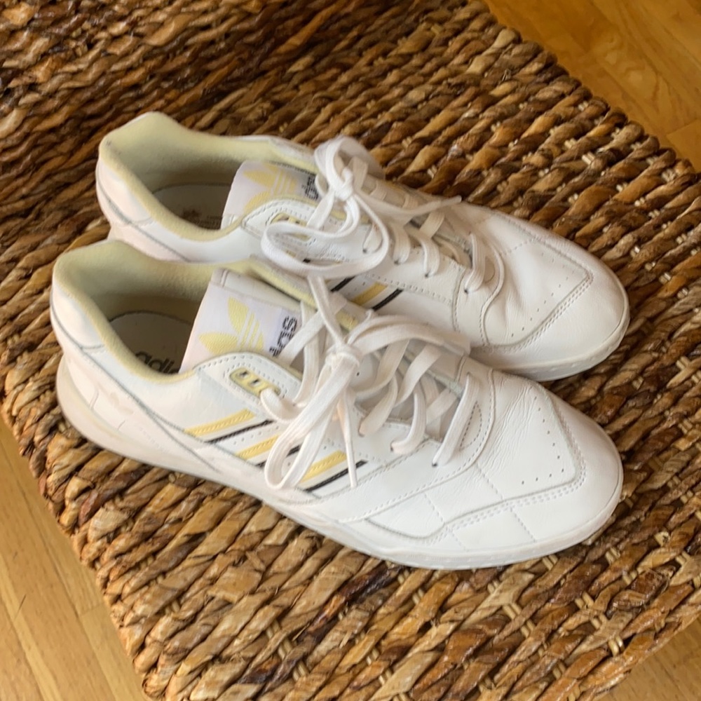 Adidas AR TRAINER.light yellow and charcoal accent